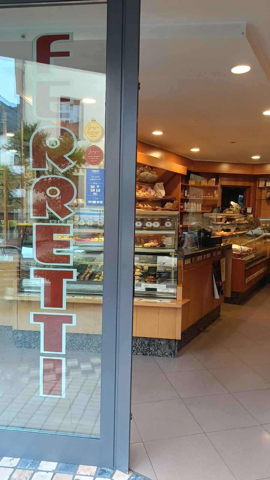 L'ingresso del Punto Vendita Forneria Ferretti di Via Lorenzetti a Darfo L'ingresso del Punto Vendita Forneria Ferretti di Via Lorenzetti a Darfo