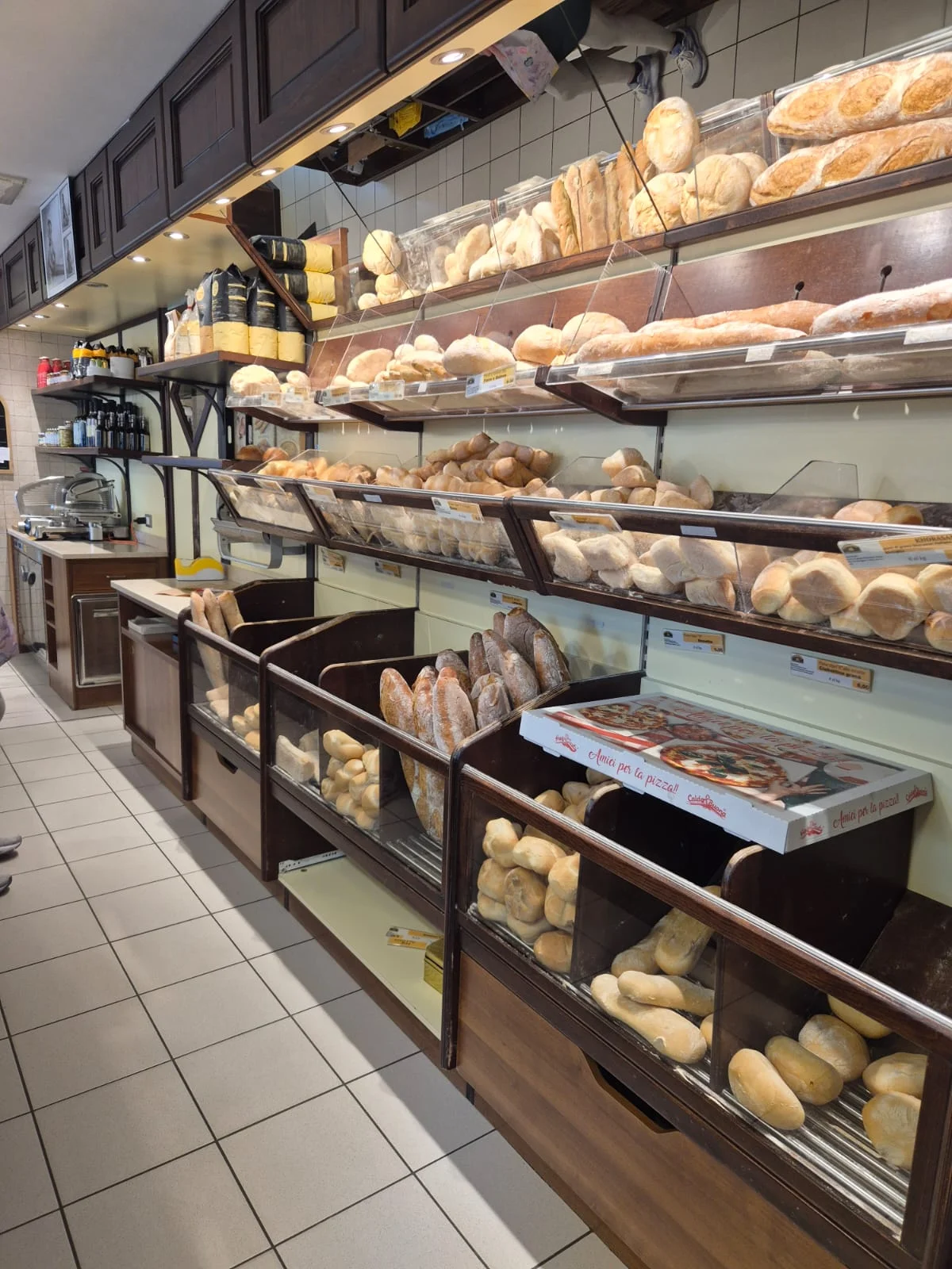 Interno del negozio con il bancone del pane