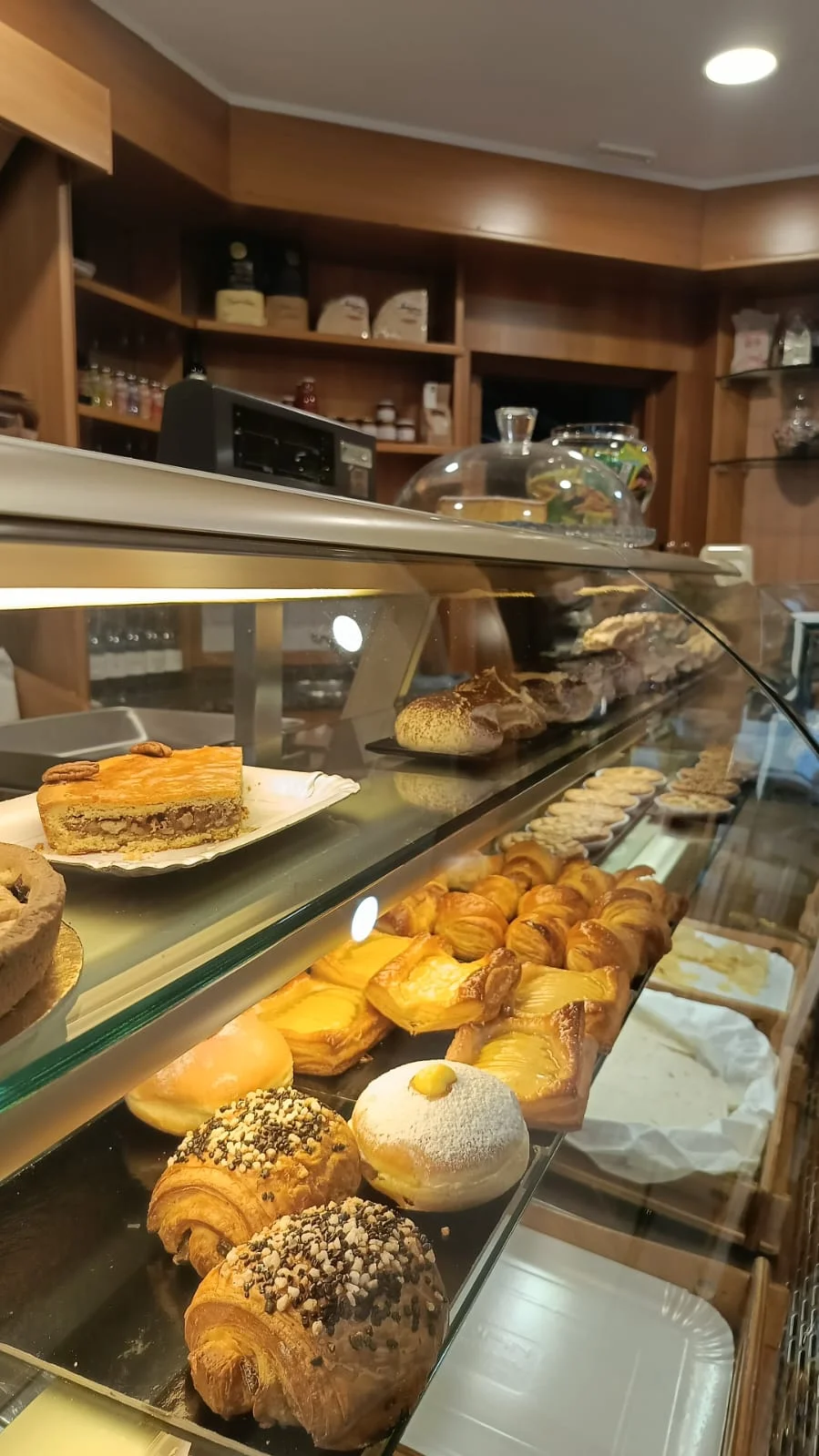 Vetrina della pasticceria con croissant e brioche Vetrina della pasticceria con croissant e brioche