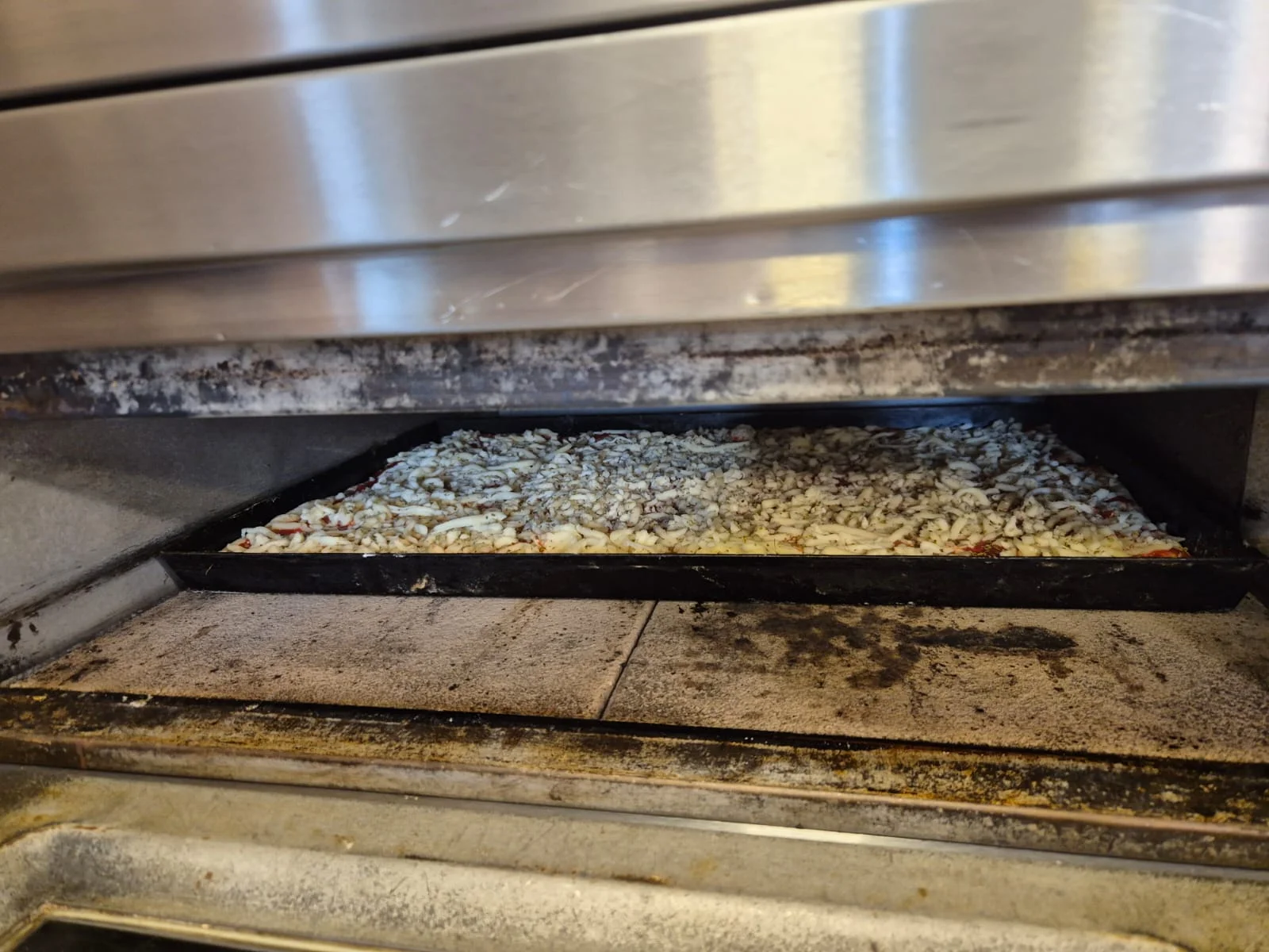 Pizza al trancio nel forno