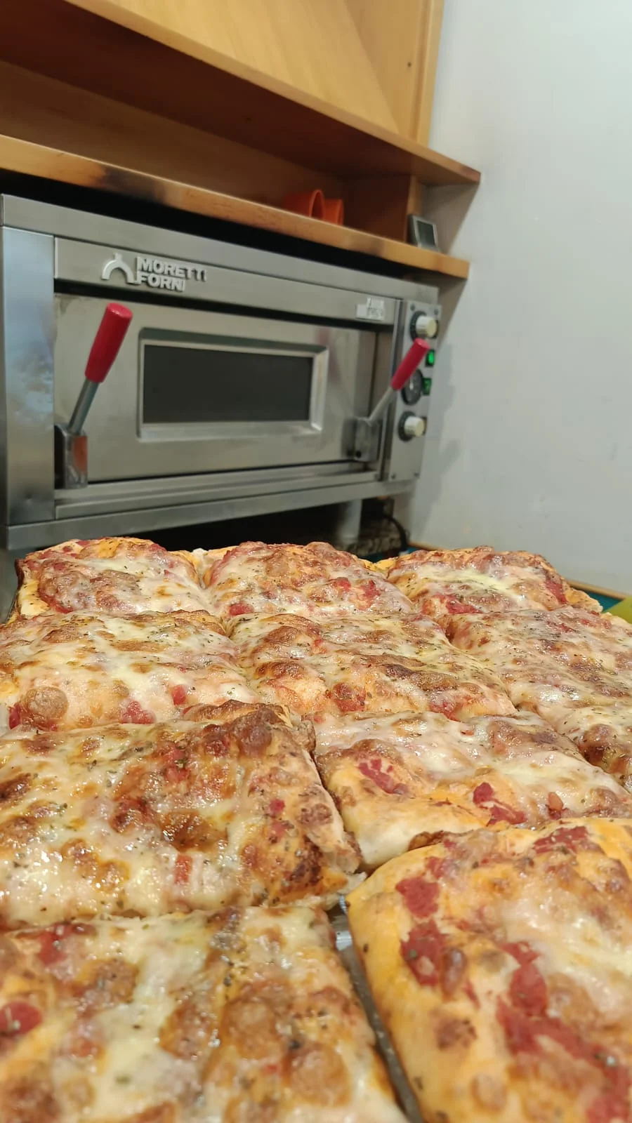 Pizza al taglio appena sfornata Pizza al taglio appena sfornata