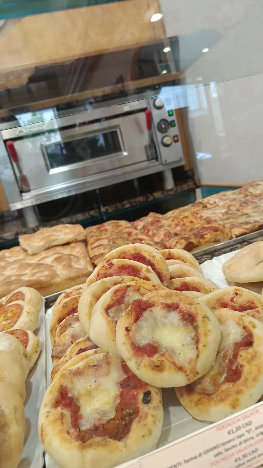 Pizzette al pomodoro e focacce farcite Pizzette al pomodoro e focacce farcite