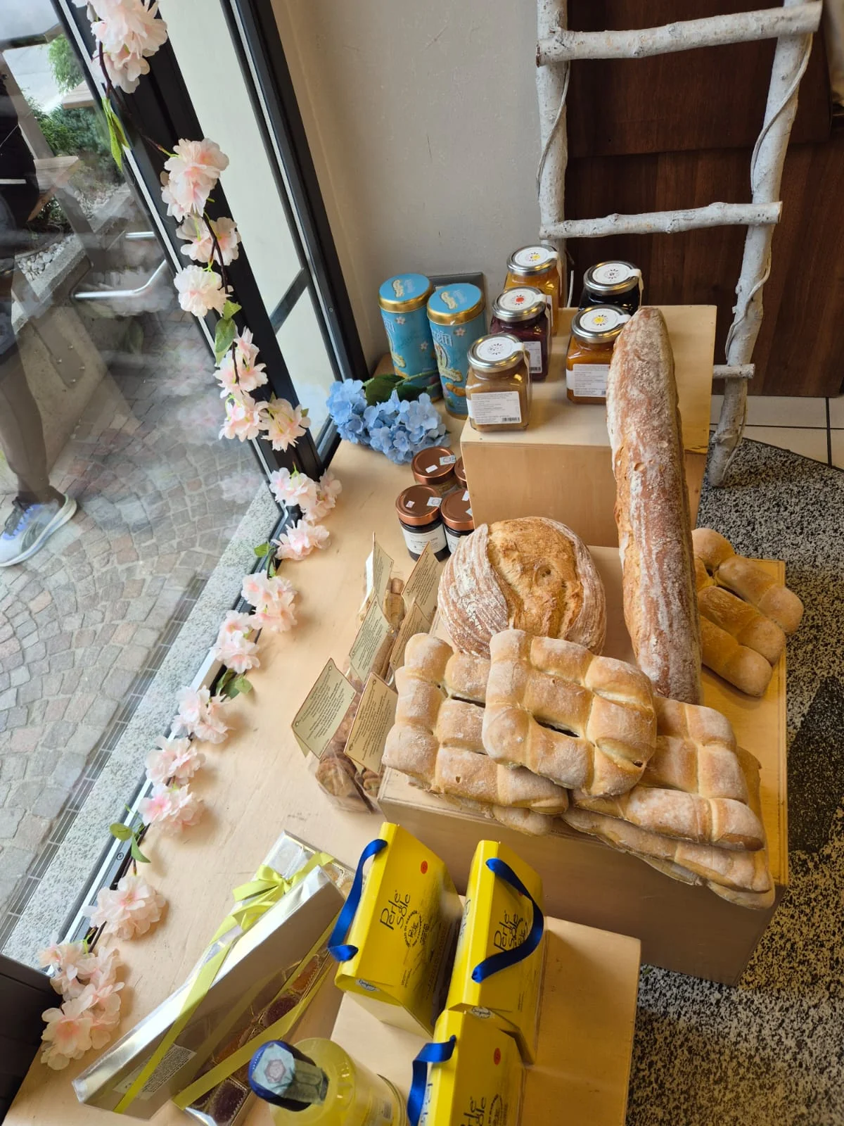 Vetrina con pane e marmellate